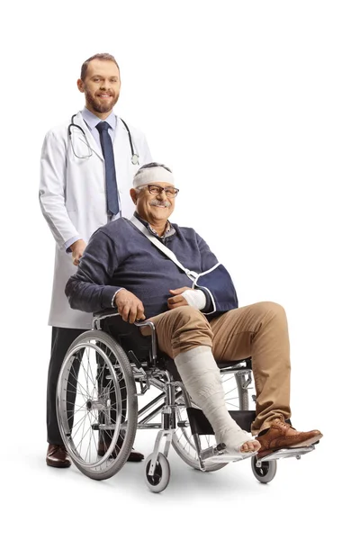Dojrzały Mężczyzna Złamaną Ręką Bandażem Głowie Siedzący Wózku Inwalidzkim Lekarz — Zdjęcie stockowe