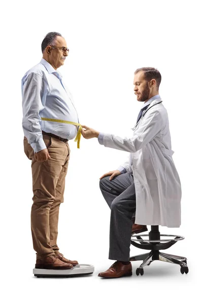 Arzt Misst Taille Eines Reifen Männlichen Patienten Isoliert Auf Weißem — Stockfoto