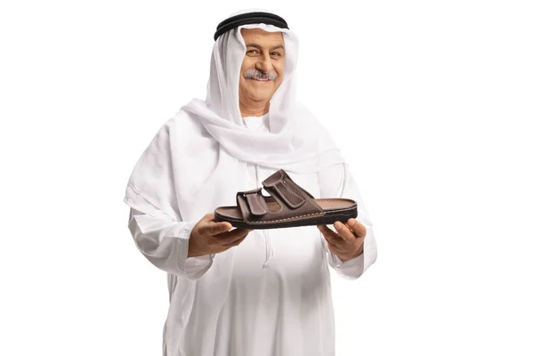Hombre Árabe Sosteniendo Una Sandalia Cuero Marrón Sonriendo Aislado Sobre — Foto de Stock