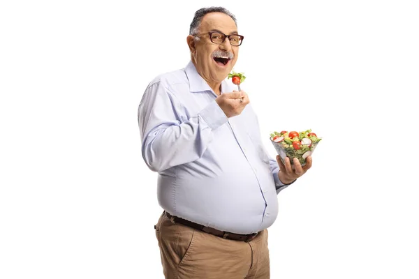 Dojrzały Mężczyzna Stojący Jedzący Sałatkę Izolowaną Białym Tle — Zdjęcie stockowe