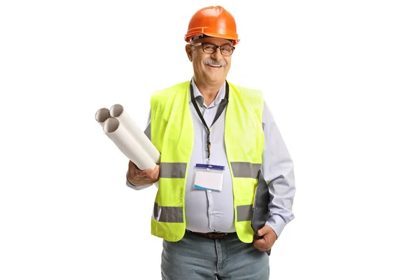 安全ベストと白い背景に隔離された設計図を保持するハード帽子を持つ笑顔成熟した男性エンジニア — ストック写真