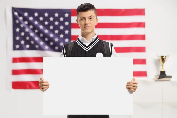 Siswa Laki Laki Memegang Papan Nama Kosong Depan Bendera Amerika — Stok Foto
