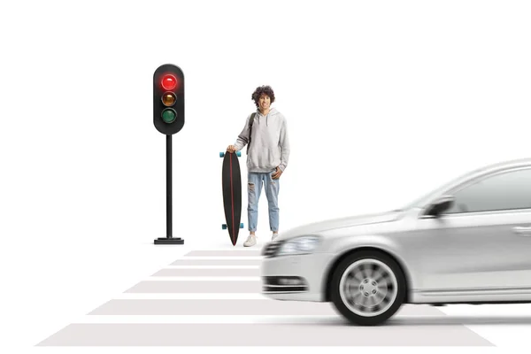 Man Met Een Longboard Wachtend Groen Licht Een Verkeerslicht Bij — Stockfoto