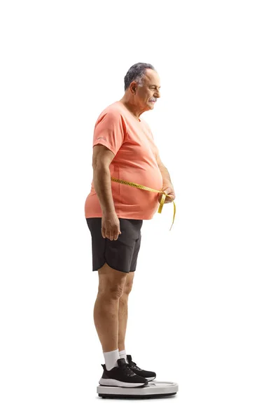 Полнометражный Снимок Взрослого Мужчины Спортивной Форме Взвешенного Весах Измеряющего Свою — стоковое фото