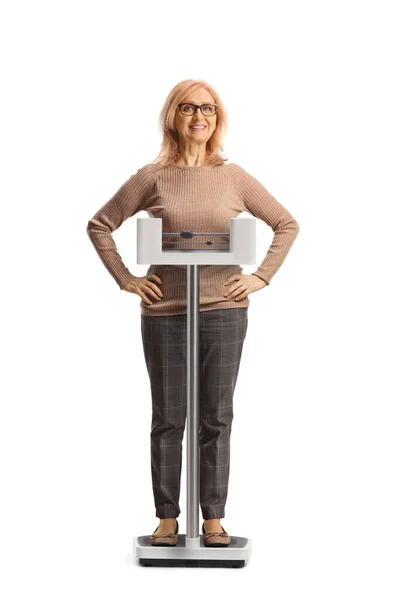 体重計で白い背景に隔離された笑顔の女性 — ストック写真