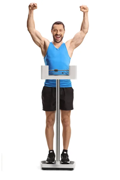 健康的な体重計で若い男をフィットさせ 白い背景に隔離された幸福をジェスチャー — ストック写真