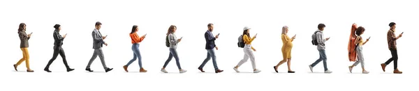 Pessoas Usando Smartphones Andando Uma Linha Isolada Fundo Branco — Fotografia de Stock