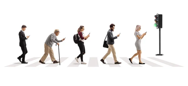 横断歩道を横断し 白い背景に隔離された携帯電話を使用して人々の完全な長さのプロフィールショット — ストック写真