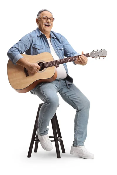 Portrait Complet Homme Gai Mature Assis Jouant Une Guitare Acoustique — Photo