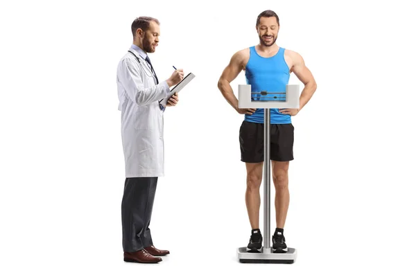 Doctor Controleren Gewicht Van Een Mannelijke Atleet Geïsoleerd Witte Achtergrond — Stockfoto
