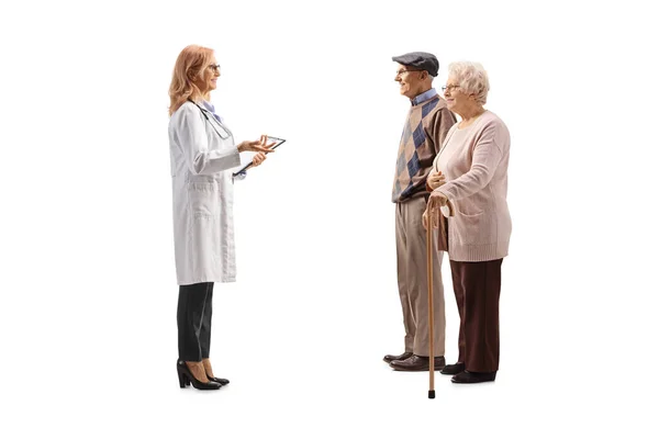 Pełny Profil Kobiety Lekarza Trzymającej Schowek Rozmawiającej Starszym Mężczyzną Kobietą — Zdjęcie stockowe