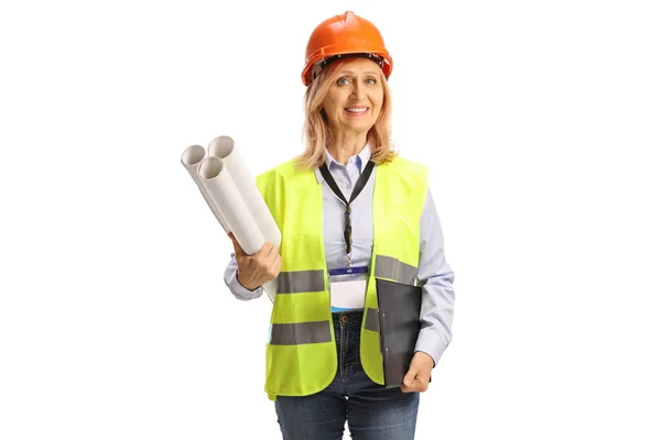 安全ベストとハード帽子を保持している女性エンジニア設計図と白の背景に隔離されたクリップボード — ストック写真