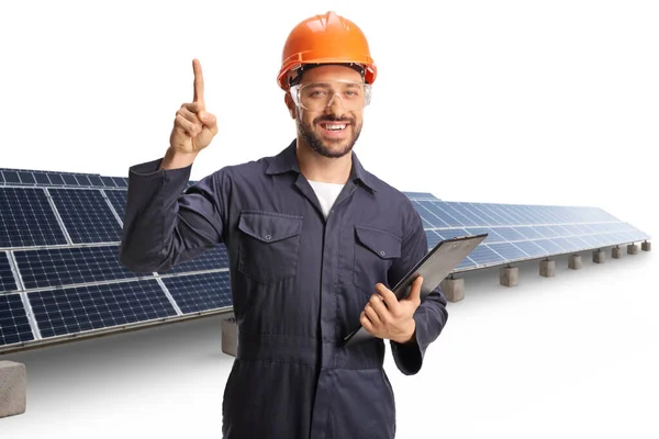 Mladý Pracovník Továrny Stojí Před Solárními Panely Ukazuje Nahoru Izolované — Stock fotografie