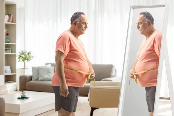 Volwassen Man Meten Taille Voorkant Van Een Spiegel Thuis — Stockfoto