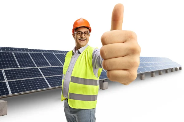 Veselý Dospělý Muž Inženýr Ukazující Palce Nahoru Před Fotovoltaické Pole — Stock fotografie