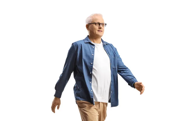 Volwassen Man Met Bril Lopen Geïsoleerd Witte Achtergrond — Stockfoto