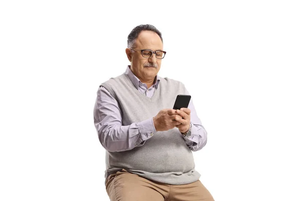 Volwassen Man Zitten Typen Een Mobiele Telefoon Geïsoleerd Witte Achtergrond — Stockfoto