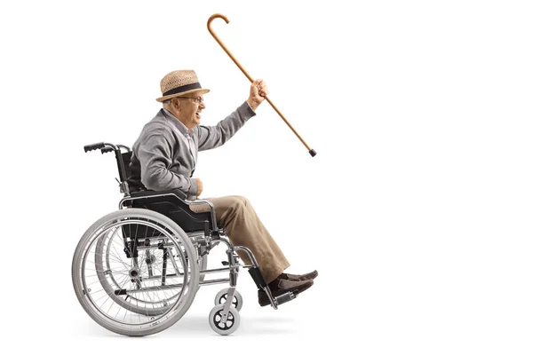 車椅子に腰掛けて白い背景に孤立した杖を持つ老人 — ストック写真