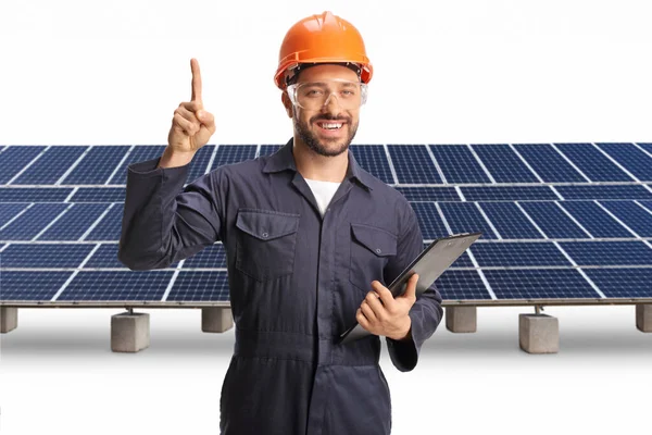 Pracovník Továrny Stojí Před Solárními Panely Ukazuje Nahoru Izolované Bílém — Stock fotografie