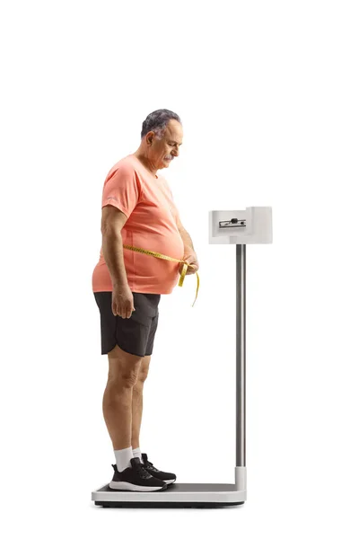 Зрелый Мужчина Измеряет Талию Стоит Медицинском Весе Изолированном Белом Фоне — стоковое фото