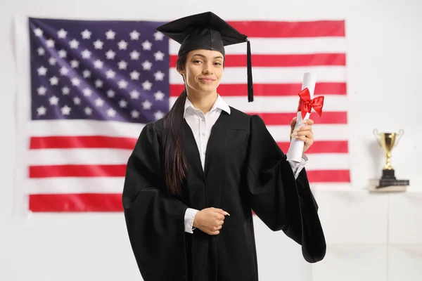 Ung Kvinna Examen Klänning Som Innehar Ett Diplom Framför Usa — Stockfoto