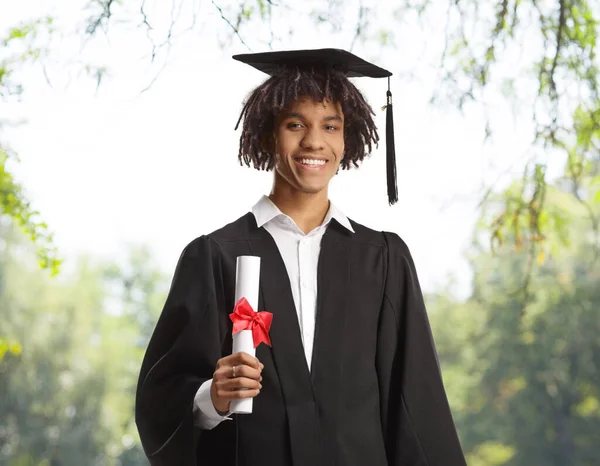 Estudante Afro Americano Vestindo Vestido Formatura Segurando Diploma Livre Parque — Fotografia de Stock
