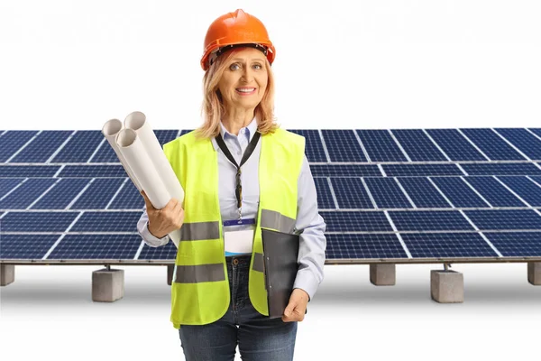 Ingeniera Femenina Sosteniendo Planos Impresión Frente Paneles Fotovoltaicos Aislados Sobre —  Fotos de Stock