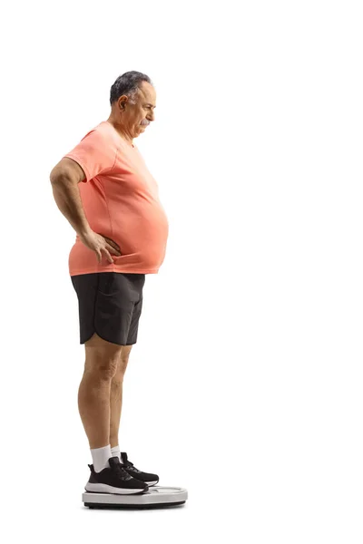 白い背景に隔絶された体重計の上に立つ哀れな男 — ストック写真
