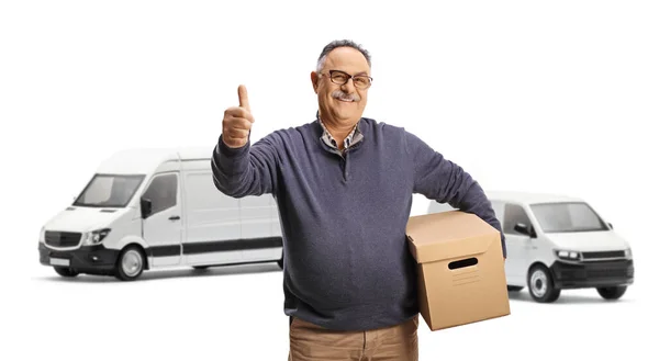 Volwassen Man Met Een Kartonnen Doos Voor Bestelwagens Gebaren Duimen — Stockfoto