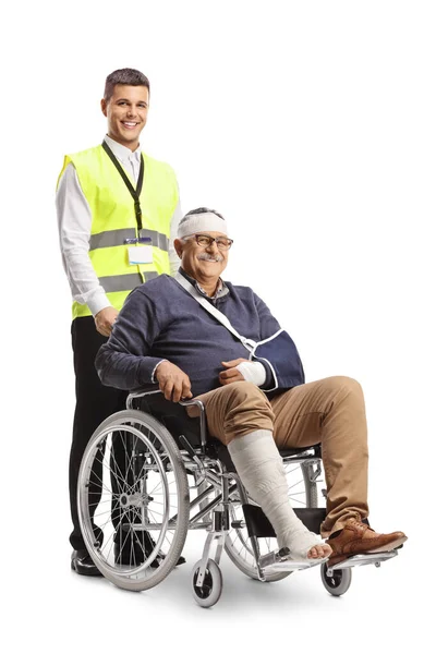 Security Officer Pushing Mature Man Broken Arm Bandage Head Wheelchair — Stock Photo, Image