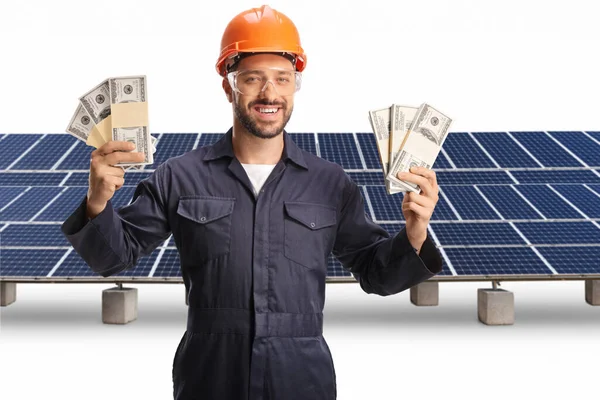Fabrikarbeiter Mit Schutzhelm Und Schutzbrille Und Geldstapeln Einer Solarfarm Auf — Stockfoto