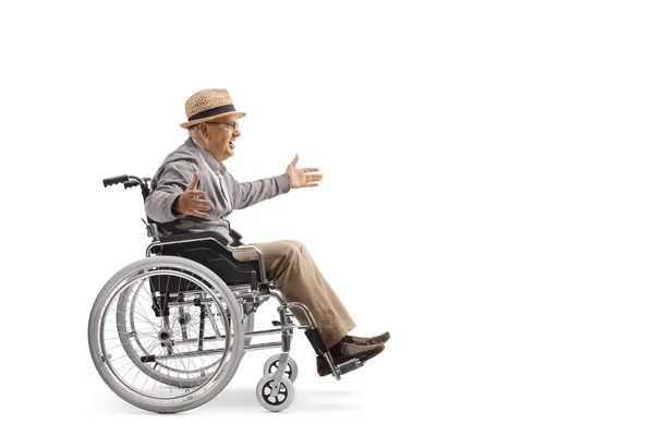 Oudere Man Een Rolstoel Lachend Spreidend Armen Geïsoleerd Witte Achtergrond — Stockfoto