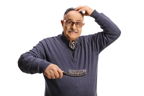 Verwirrter Älterer Mann Mit Haarbürste Auf Weißem Hintergrund — Stockfoto