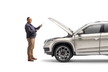 Cipli bir adamın tam boy profil çekimi. Beyaz arka planda izole edilmiş motor yağı kontrolü için bir çubuğu temizliyor.