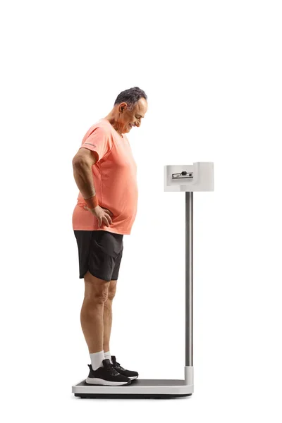 Зрелый Человек Стоящий Медицинской Шкале Веса Глядя Вниз Изолированы Белом — стоковое фото