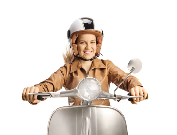戴着头盔的年轻女性骑着摩托车 在白色背景下孤零零地笑着 — 图库照片