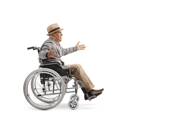 車椅子に座り 白い背景に孤立した腕を広げている老人 — ストック写真