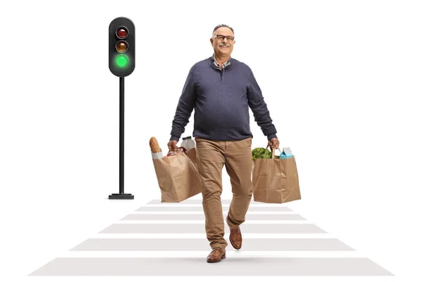 Homem Carregando Sacos Supermercado Cruzando Rua Isolada Fundo Branco — Fotografia de Stock