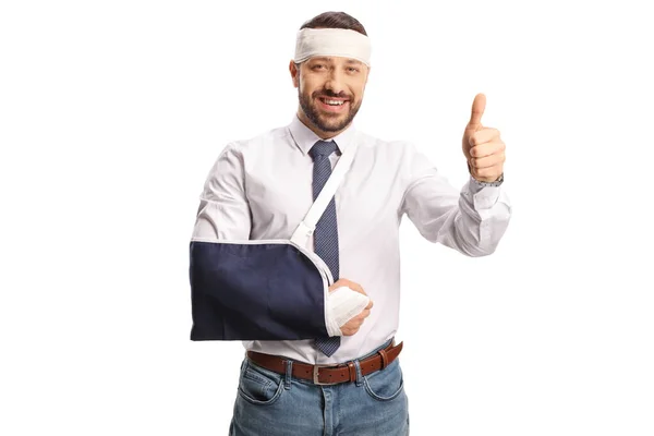 Νεαρός Άνδρας Σπασμένο Χέρι Και Επίδεσμο Στο Κεφάλι Κάνει Χειρονομίες — Φωτογραφία Αρχείου