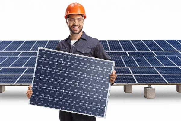 Pracovník Uniformě Drží Solární Panely Solárním Poli Izolované Bílém Pozadí — Stock fotografie
