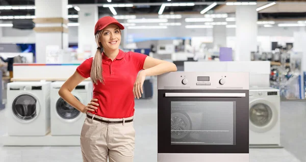 Vrouwelijke Verkoopmanager Naast Een Elektrische Oven Een Winkel Voor Elektrische — Stockfoto