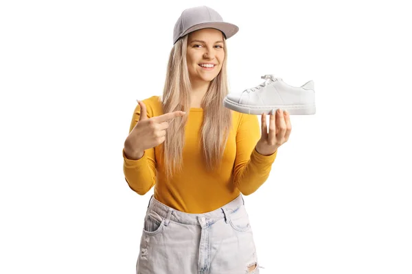 Trendy Casual Jonge Vrouw Met Een Witte Sneaker Wijzen Geïsoleerd — Stockfoto