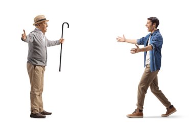 Heyecanlı kıdemli adam beyaz arka planda soyutlanmış genç bir adamla tanışıyor.