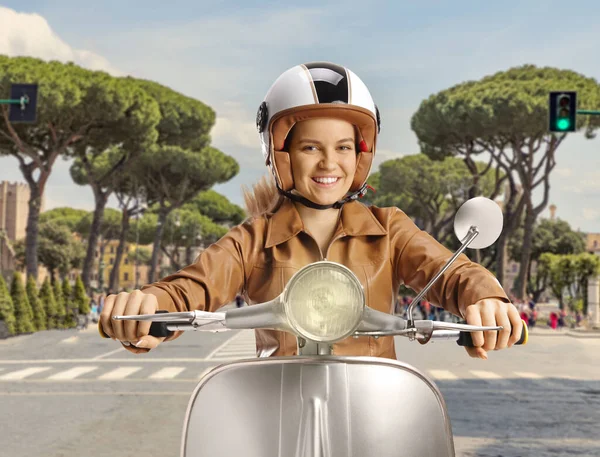 Jovem Mulher Com Capacete Montando Uma Scooter Roma Itália — Fotografia de Stock