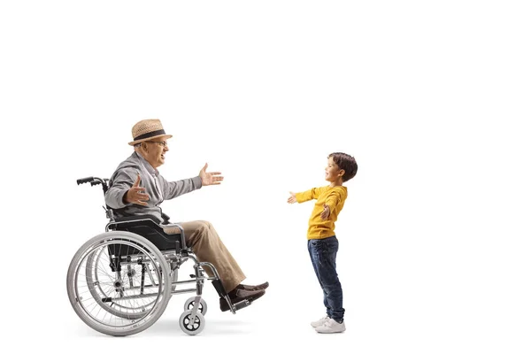 Starší Muž Sedí Invalidním Vozíku Čeká Obejme Svého Vnuka Izolovaného — Stock fotografie