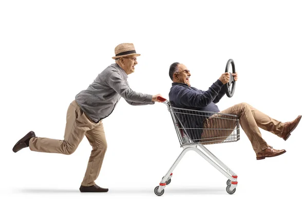 Yaşlı Adamlar Beyaz Arka Planda Izole Edilmiş Bir Alışveriş Arabasının — Stok fotoğraf