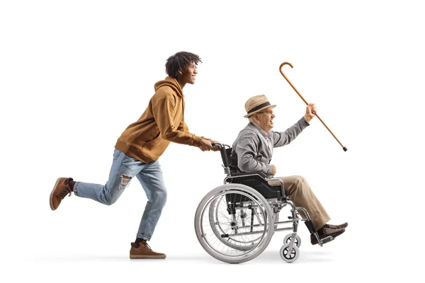 Africký Američan Chlap Tlačí Senior Invalidním Vozíku Izolované Bílém Pozadí — Stock fotografie