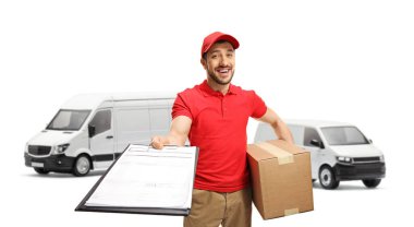 Elinde bir dosya olan teslimatçı beyaz arka planda izole edilmiş nakliye kamyonlarının önünde duruyor.