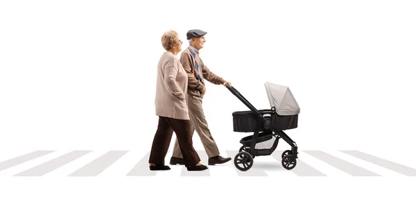 祖父母走在人行横道上 背靠白色背景的推椅的全景照片 — 图库照片