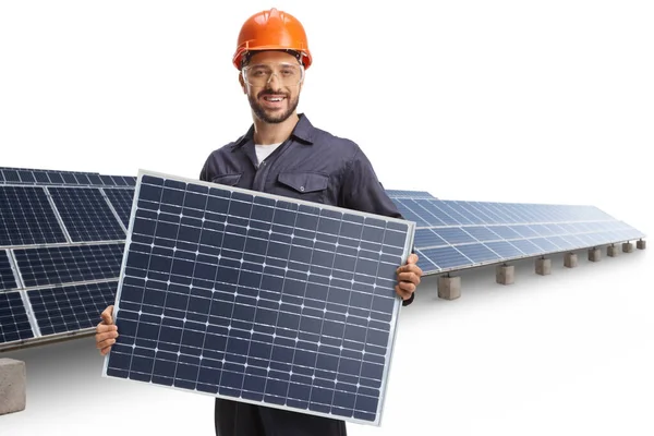 Arbeiter Einer Solarfarm Hält Ein Panel Der Hand Und Blickt — Stockfoto